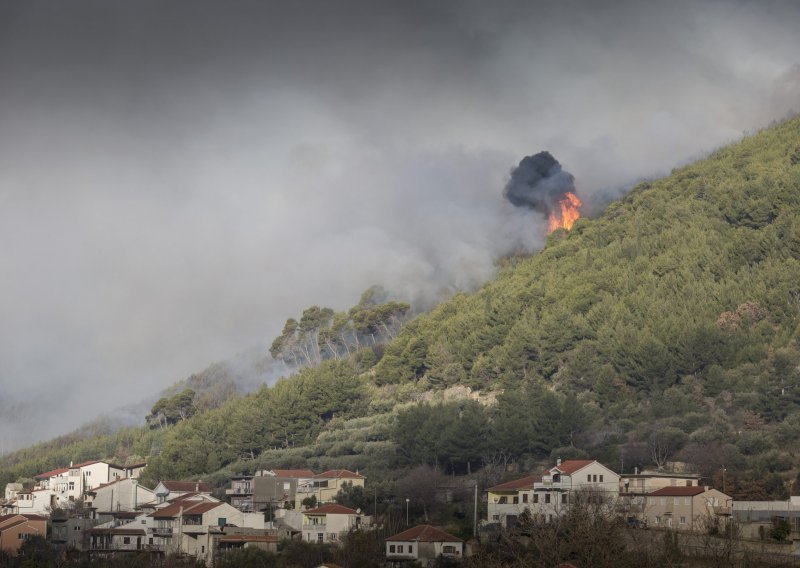 Kuće u Žrnovnici zasad nisu ugrožene, kanaderi ne lete zbog mina