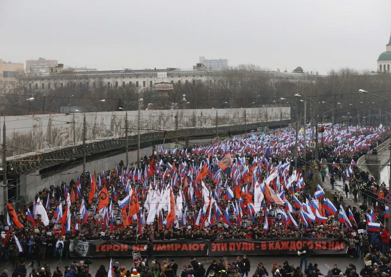 Deseci tisuća Moskovljana odali počast Nemcovu
