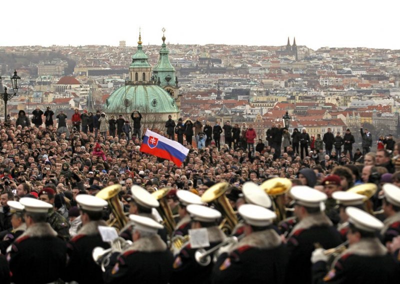 Česi veličanstveno ispratili Havela na praškim ulicama