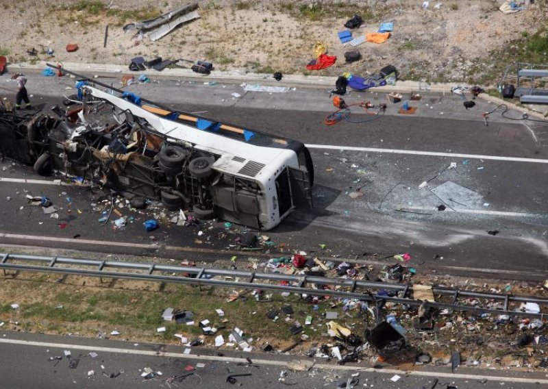 Broj poginulih u prevrtanju autobusa na A1 porastao na osam