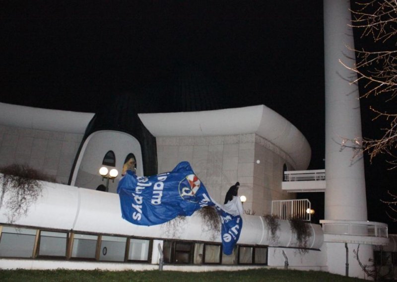 Torcida Dinamovu zastavu postavila na džamiju