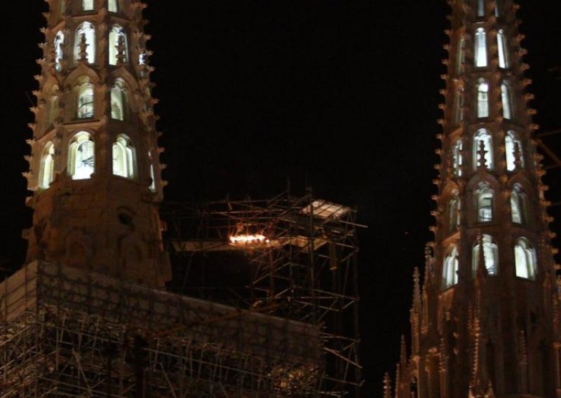 Lampion zapalio skelu na katedrali u Zagrebu