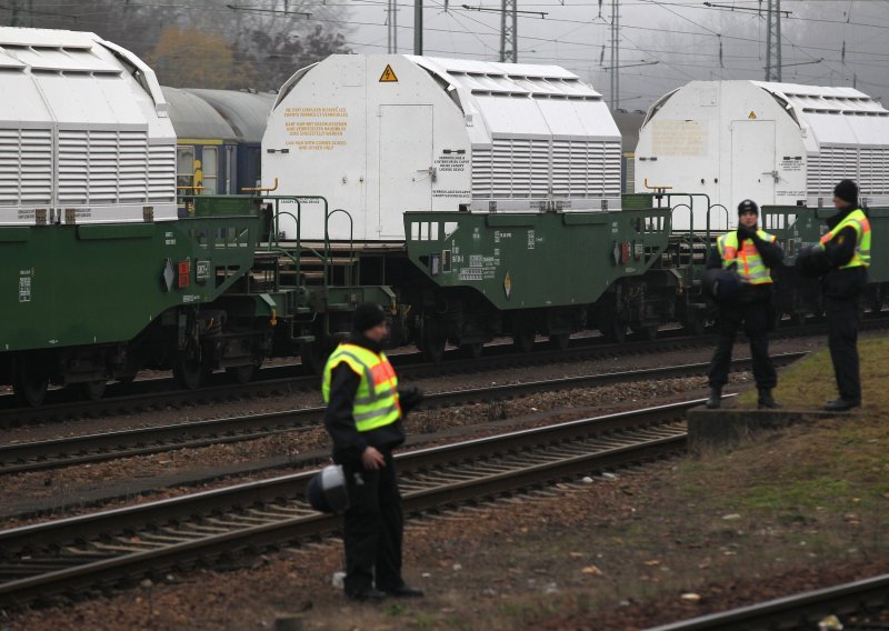 Vlak s nuklearnim otpadom napustio francuski teritorij