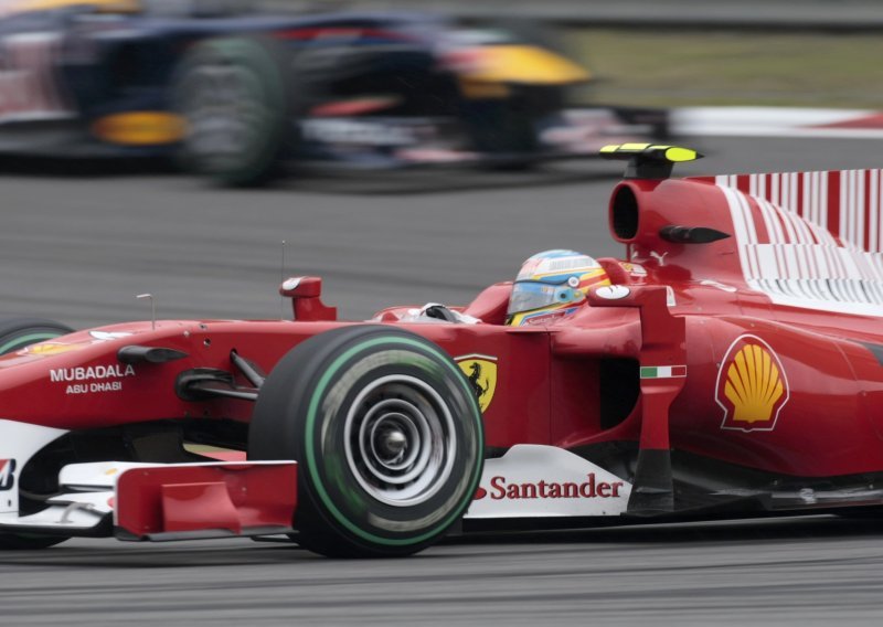 Alonso u Singapuru napada vrh poretka