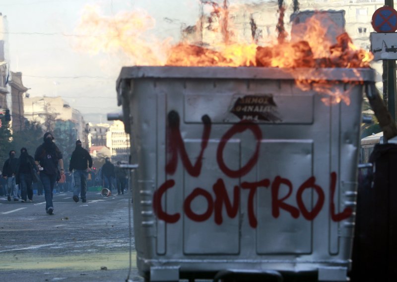 Mladi Grci napali ured vladajuće stranke