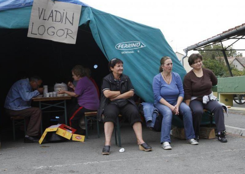 Očajni radnici Đakovštine tijelima blokirali prometnicu