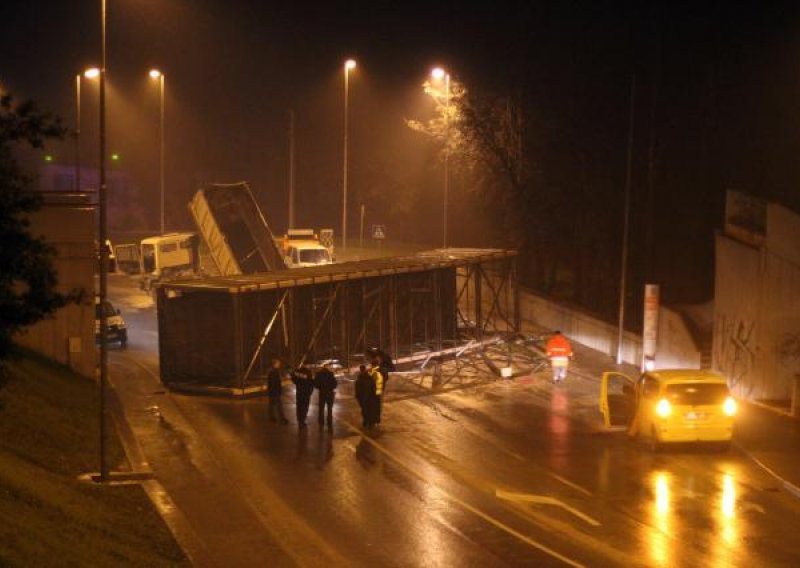 Kamion srušio pješački most