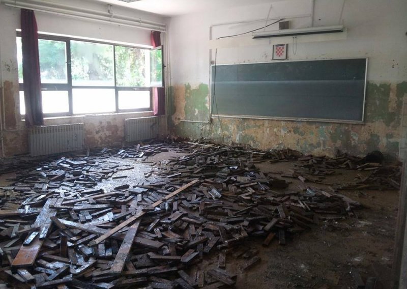 Škola u Gunji izgleda kao da ju je pogodio tsunami