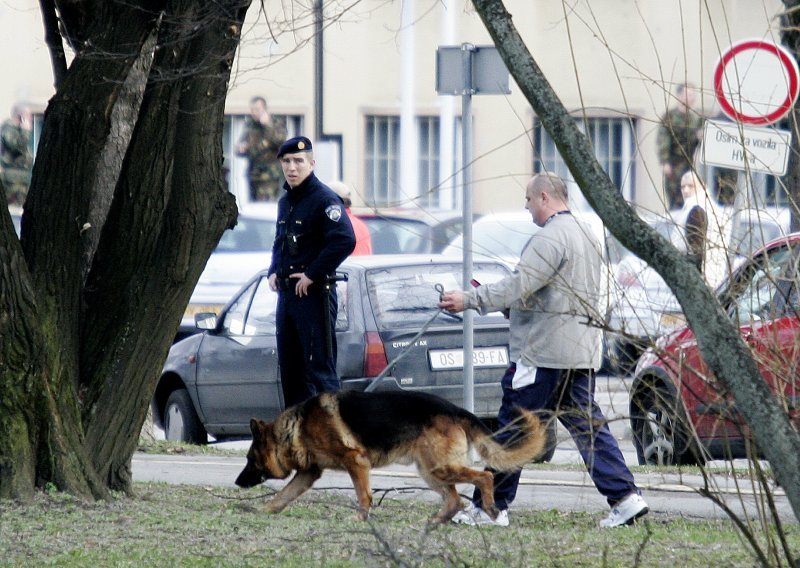 Pronašla pet ručnih bombi u vrećici