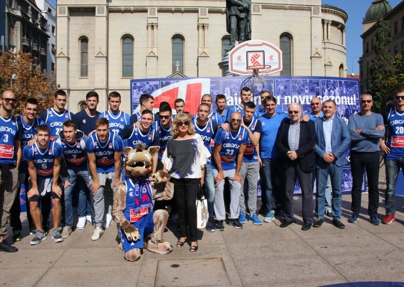 Igrači Cibone družili se s navijačima na Cvjetnom trgu u Zagrebu