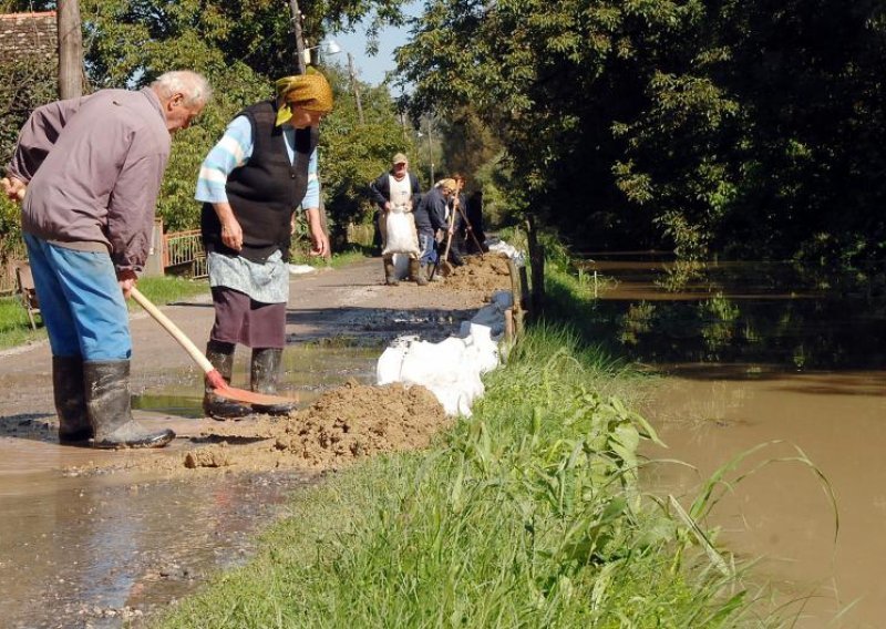 Evakuirano 200 ljudi, 20 još čeka