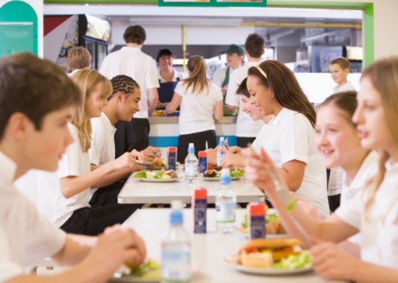 Svaki drugi učenik za ručak u školi jede grickalice