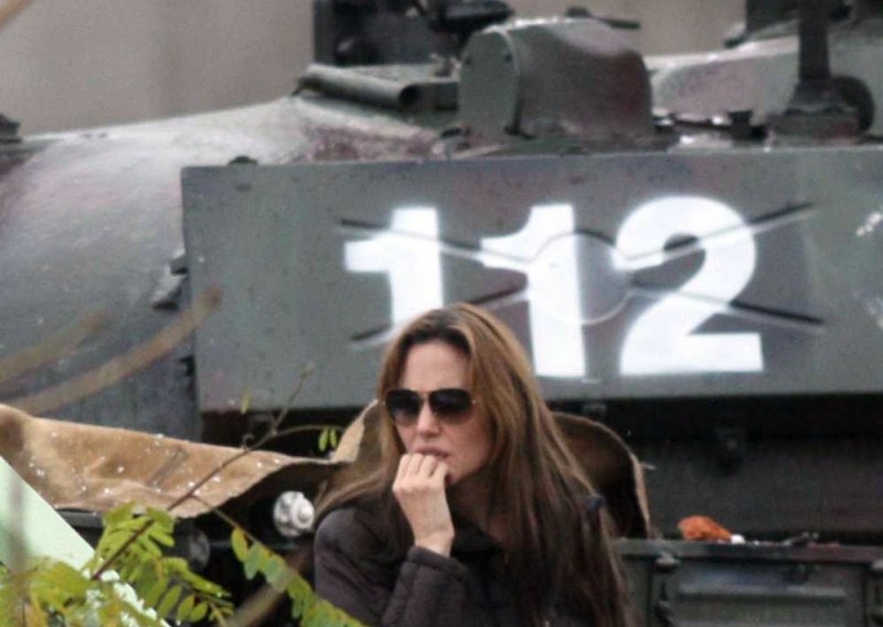 Angelina Jolie okružena topovima i vojnicima