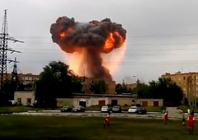 Evakuacija zbog eksplozija u ruskom skladištu streljiva
