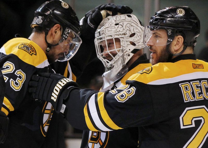 Boston 'ubio' Calgary s devet lakih komada
