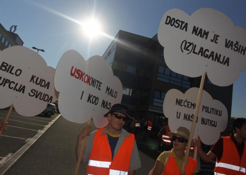 CA flight attendants on strike, protest in front of main office