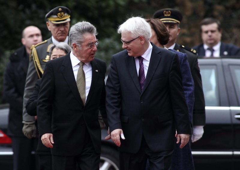 Austrian president signs Croatia-EU treaty