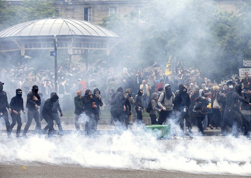 Sukobi policije i prosvjednika u Parizu