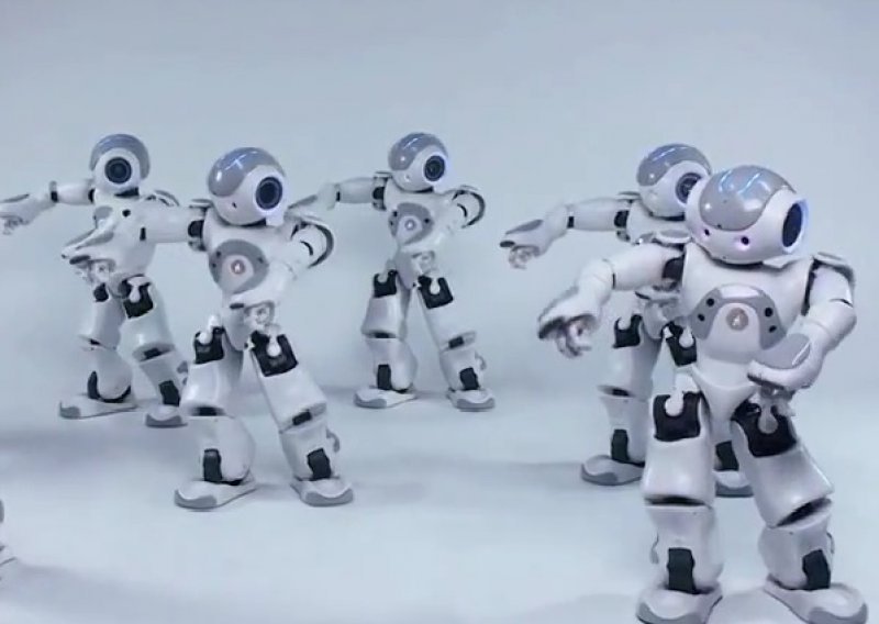Sinkronizirani roboti zaplesali na Jacksonov 'Thriller'