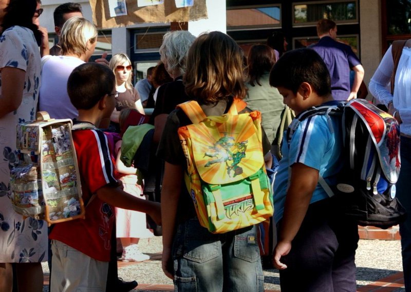 More than 420,000 pupils and students go back to school