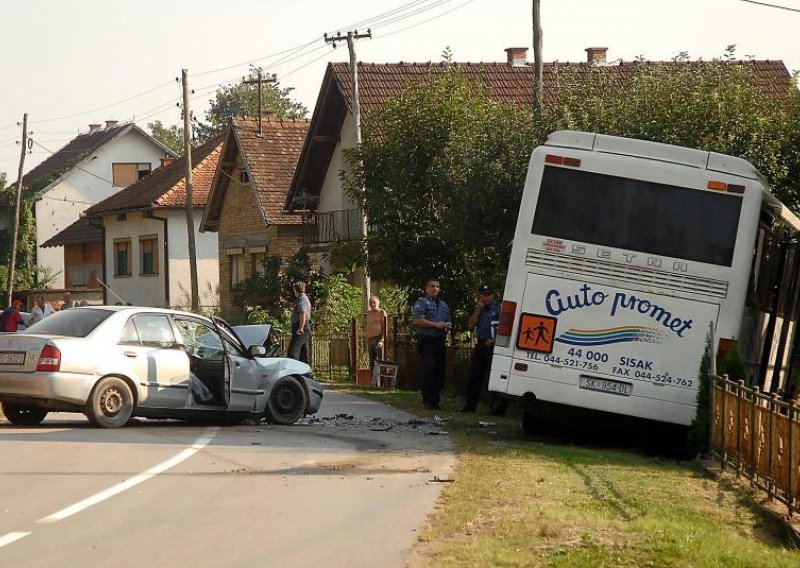 U sudaru sa školskim autobusom poginuo vozač automobila