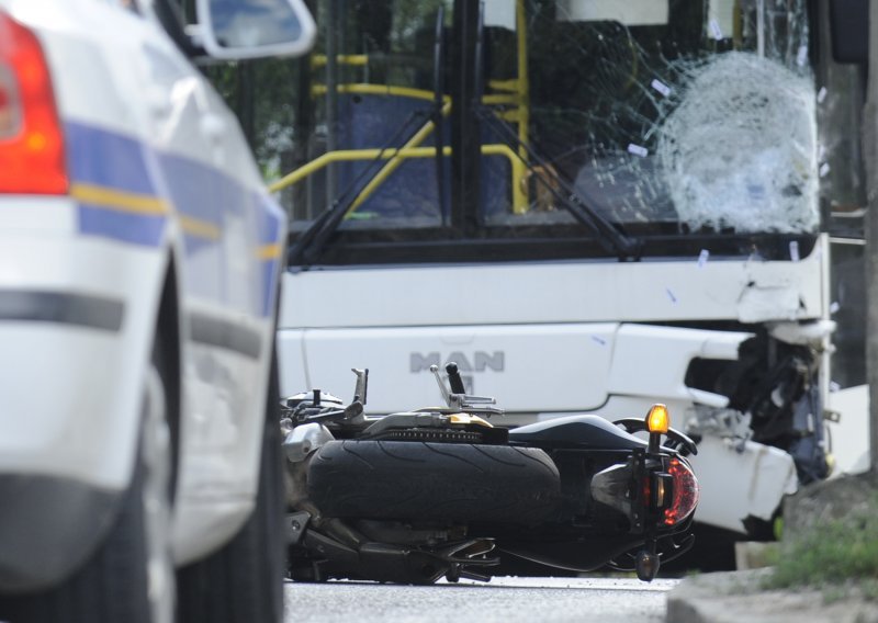 Motociklist poginuo u sudaru s autobusom