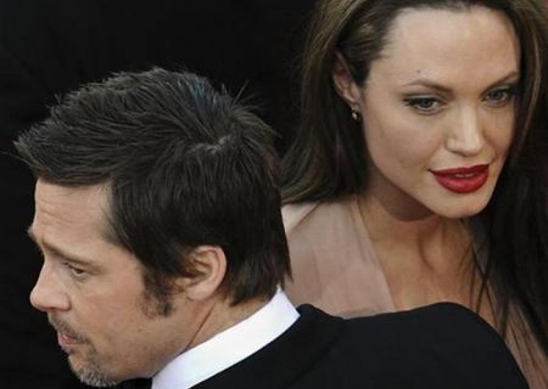 Brad i Angelina spavaju u odvojenim kućama