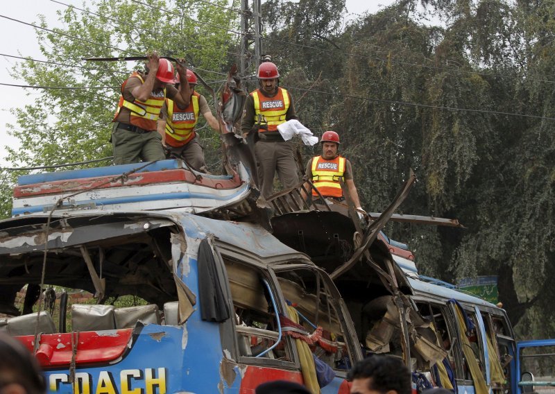 Najmanje 16 mrtvih u eksploziji autobusa u Pešavaru