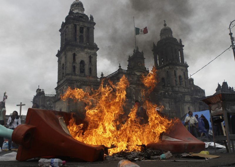 Obračun policije i prosvjednika u Meksiku, 40 ozlijeđenih