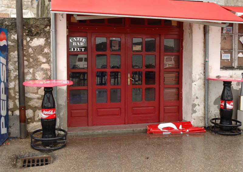 Vlasnika ubila struja u poplavljenom kafiću