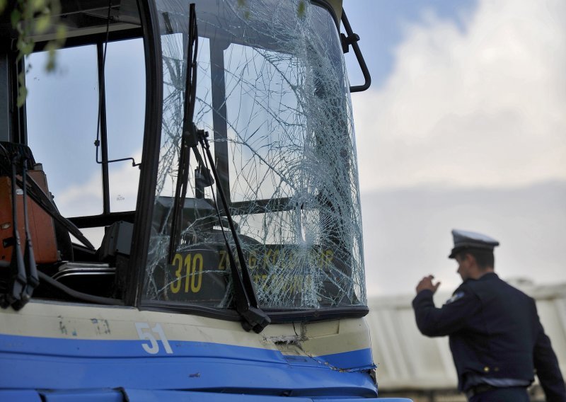 Pucao zračnicom po autobusu ZET-a