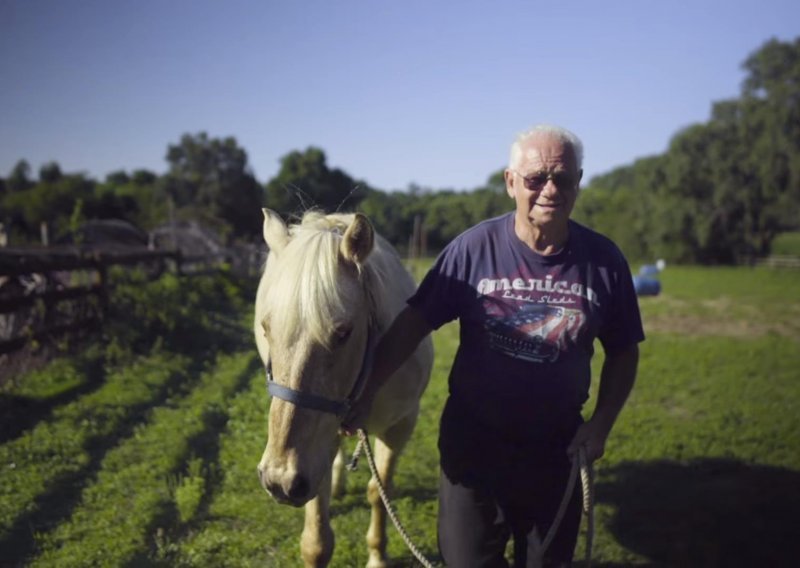 Slijepi konj i njegov vlasnik imaju posebnu vezu