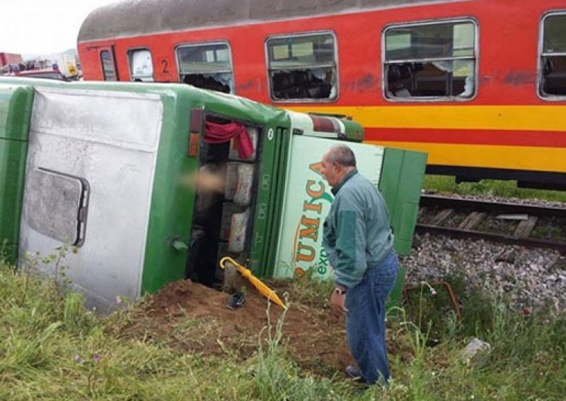 U sudaru autobusa i vlaka 32 ozlijeđenih