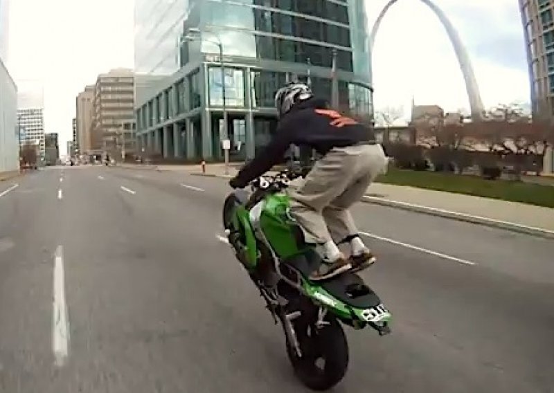 Snimka sudara s motociklom iz prvog lica je zastrašujuća!