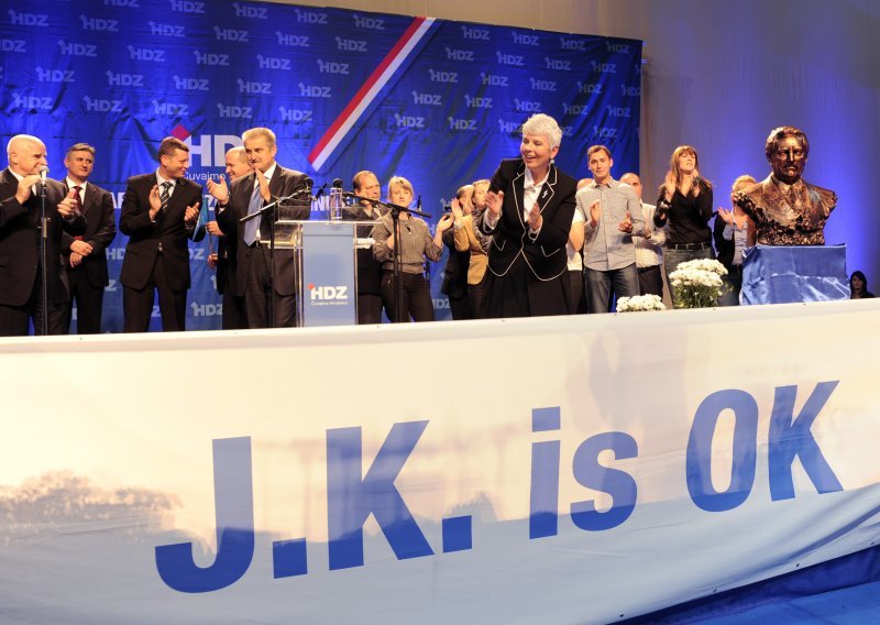 HDZ-ovci Kosor dočekali transparentom: J.K is OK