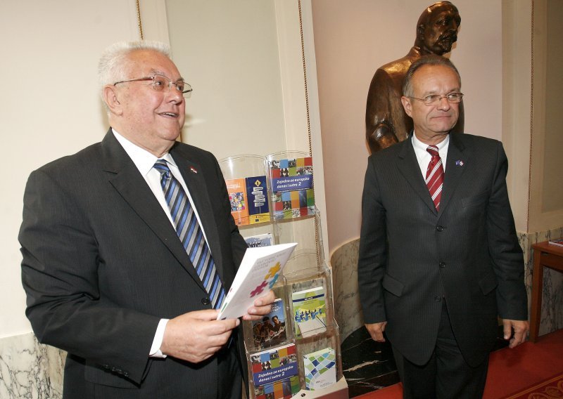 Bebic and Vandoren install EU Info Stand in Parl't building