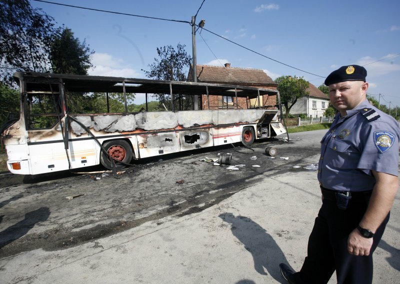 Zapalio se autobus pun djece!