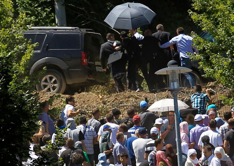 Napad na Vučića zasjenio žrtve genocida, traži se krivac