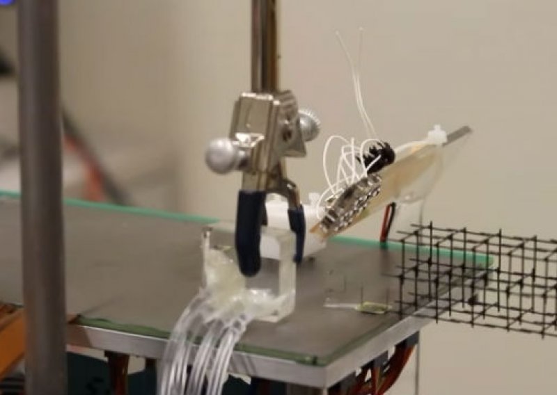 Mali roboti grade sve, pa i vlastiti alat