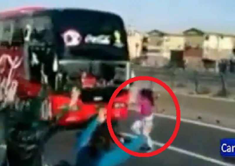 Šok među Čileancima - navijačica istrčala pred bus