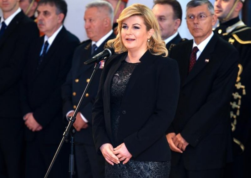 Građani ne misle da je Grabar Kitarović neovisna o HDZ-u