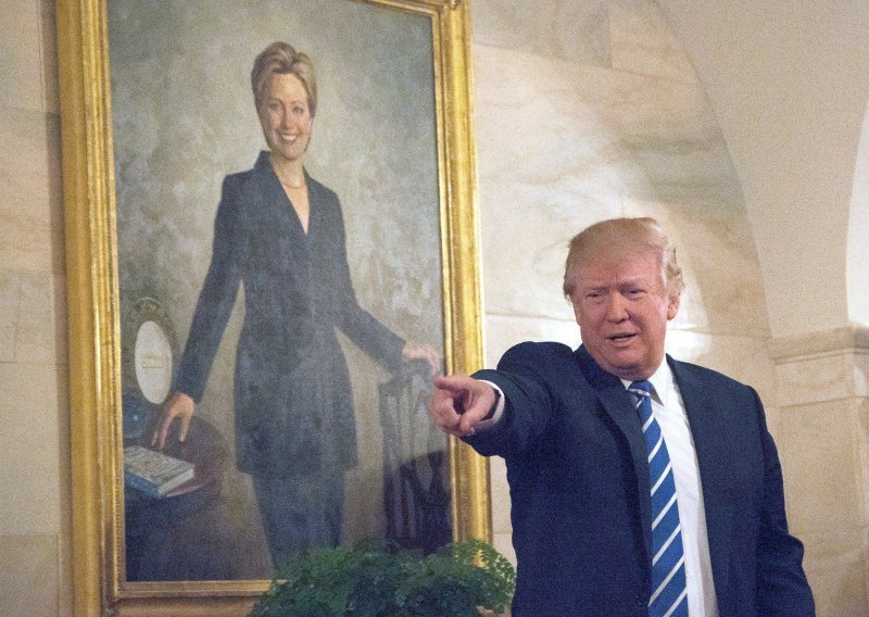 Donald Trump šokirao poziranjem ispred ove slike