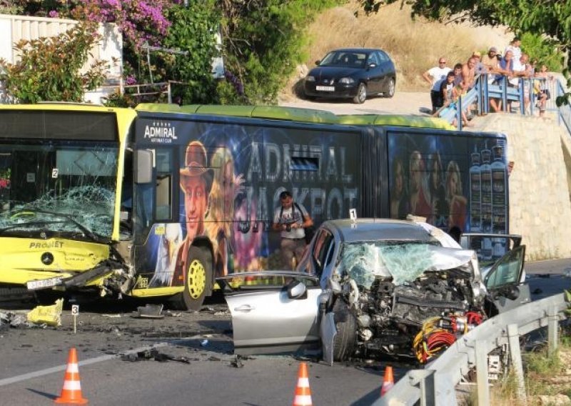 U sudaru autobusa i automobila troje poginulih