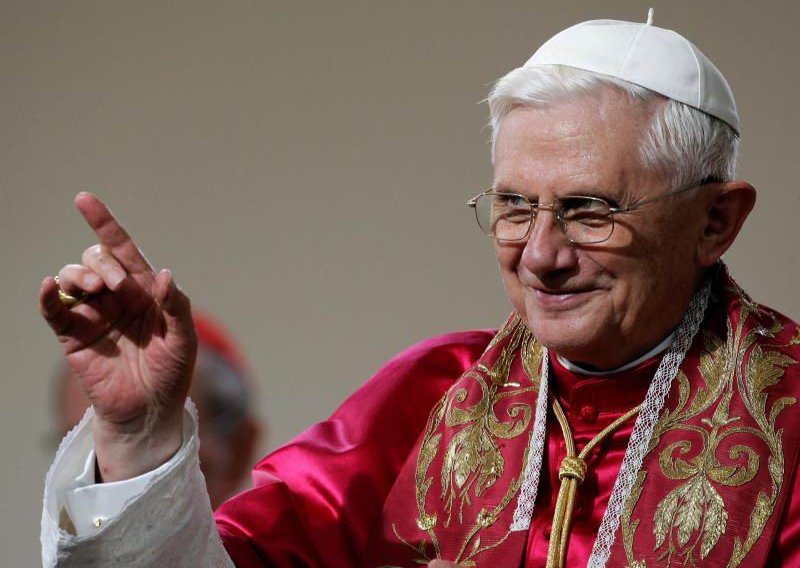 Papa na polnoćki upozorio na komercijalizaciju Božića