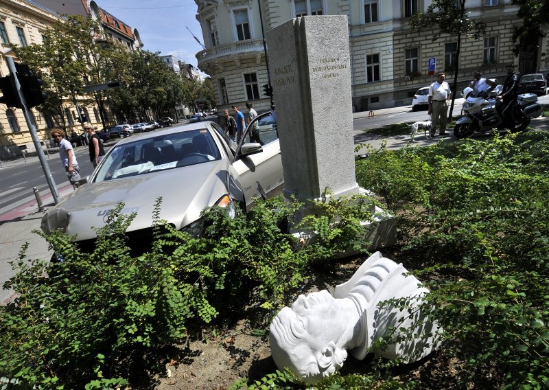 U2 Mercedes srušio bistu Ruđera Boškovića