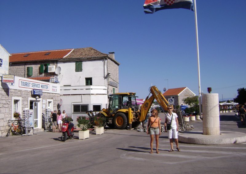 Susjed goste restorana zalio izmetom