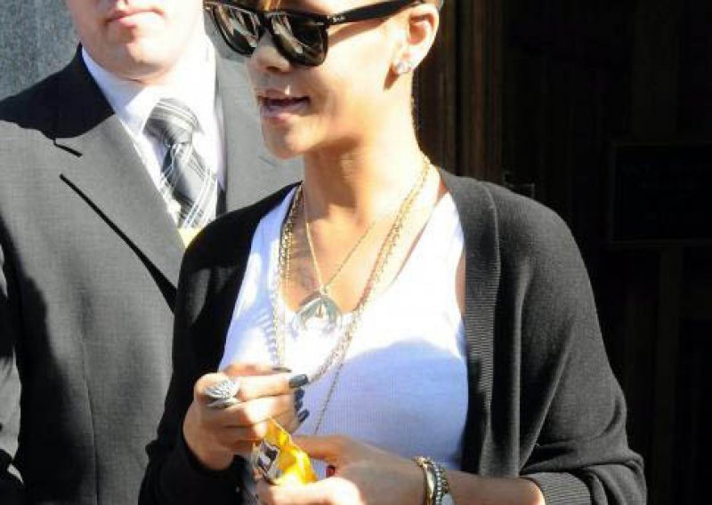 Rihanna u modu vraća torbicu oko pojasa