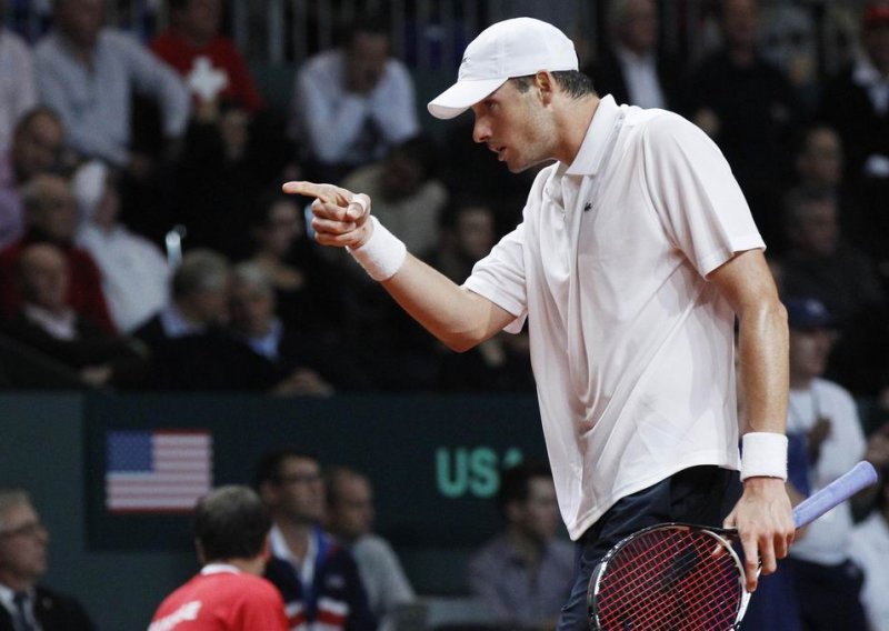 Isner dobio Federera, Švicarci opasno vise