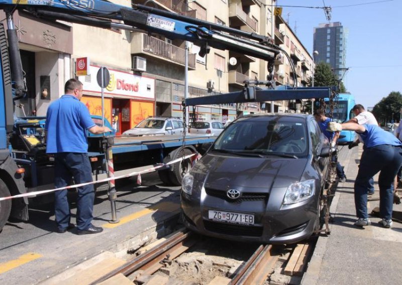 Zaglavio na raskopanoj pruzi