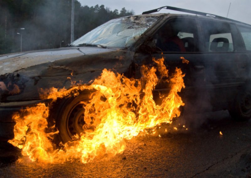 Na Trešnjevci zapaljen automobil srbijanskih registracija